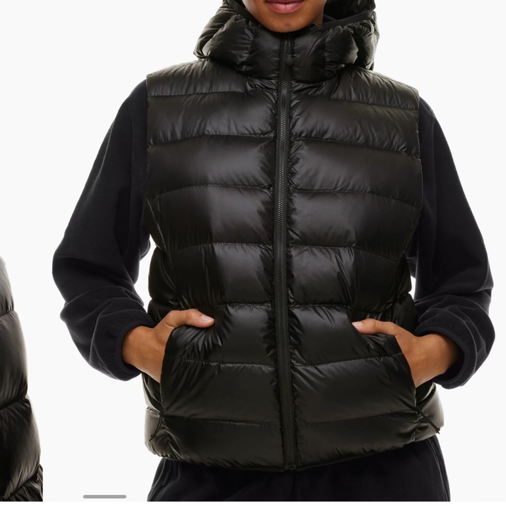 Aritzia the new little puff vest